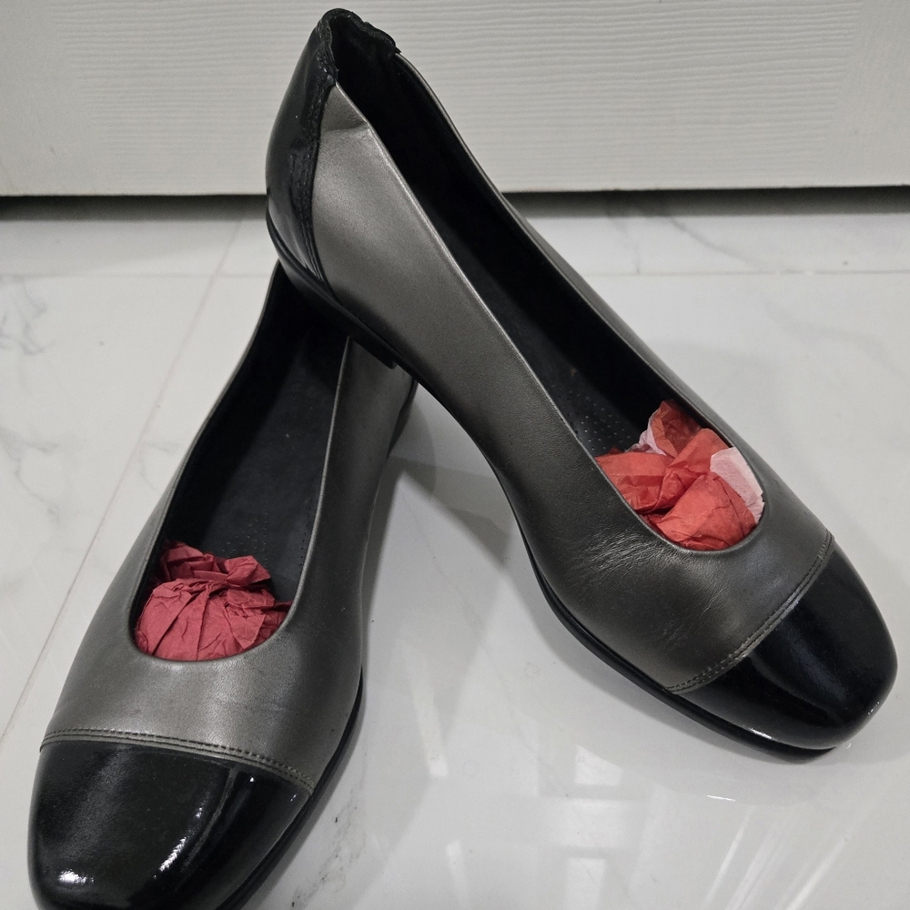 SAS  Elegant Black and Gray Flats Size 10